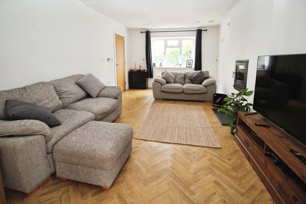 Property photo 3 of 24 Lounge