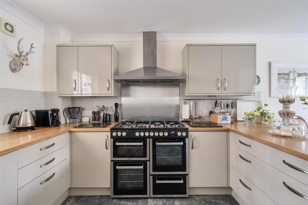 Property photo 3 of 16 Kitchen