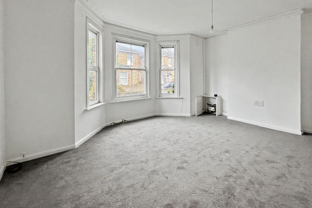 Property photo 2 of 12 15 Arnold Road, Tooting, London, Sw17 9Hu