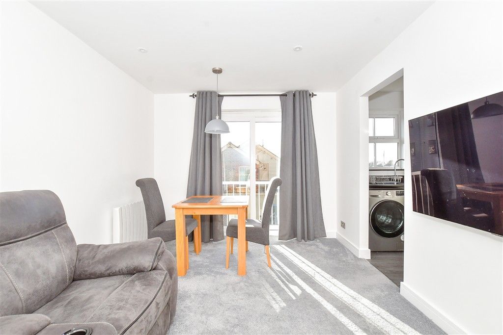 Property photo 1 of 9 Lounge