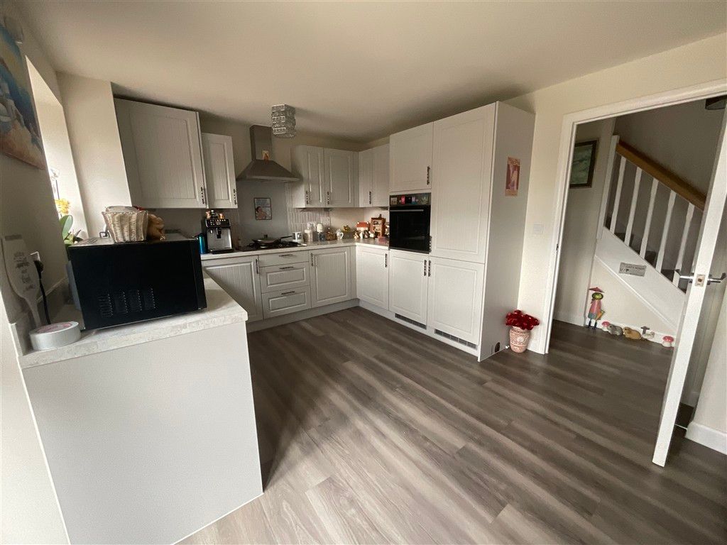 Property photo 2 of 11 Kitchen