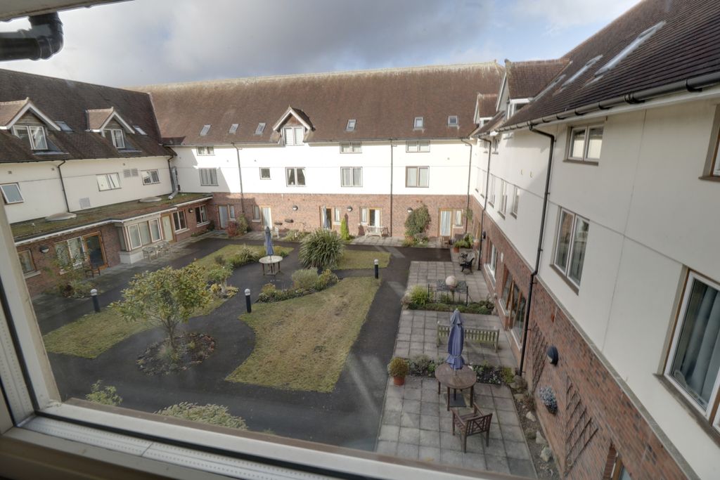 Property photo 3 of 11 Courtyard View (1)