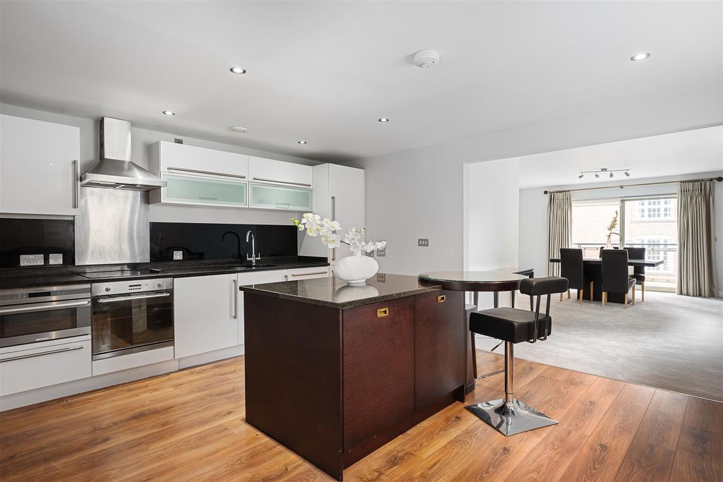 Property photo 3 of 19 Kitchen