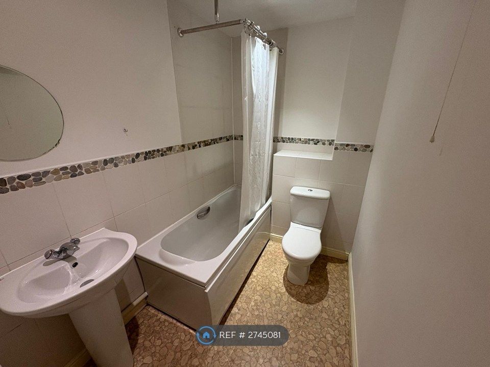 Property photo 3 of 9 Bathroom