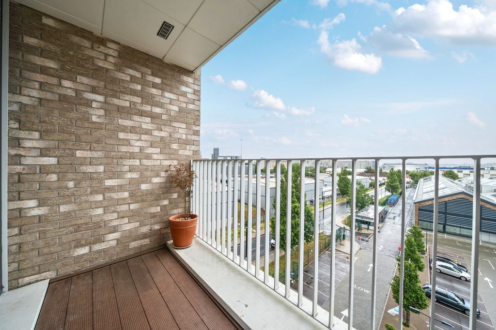 Property photo 3 of 17 Balcony