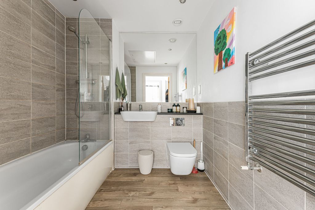 Property photo 3 of 9 Bathroom