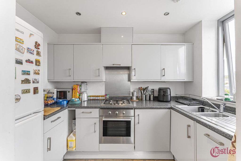 Property photo 3 of 21 Kitchen