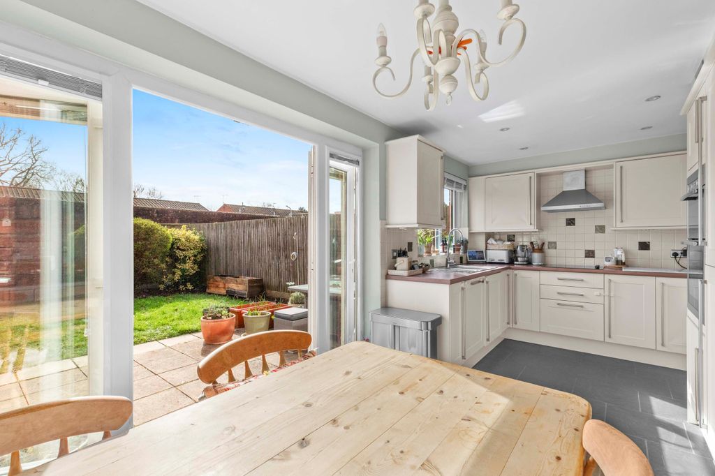 Property photo 2 of 15 10 Hobart Court, Gunthorpe Rd, Sl7 1Ul (Low Res)-9