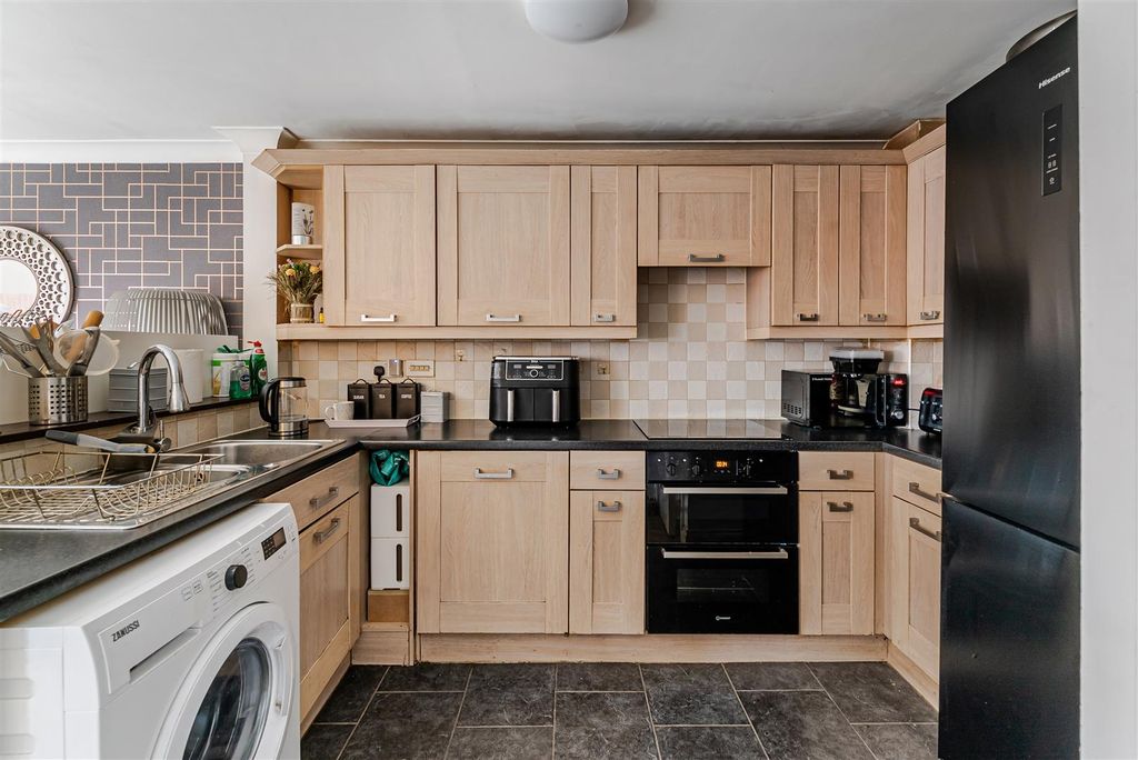 Property photo 3 of 17 Kitchen/Diner