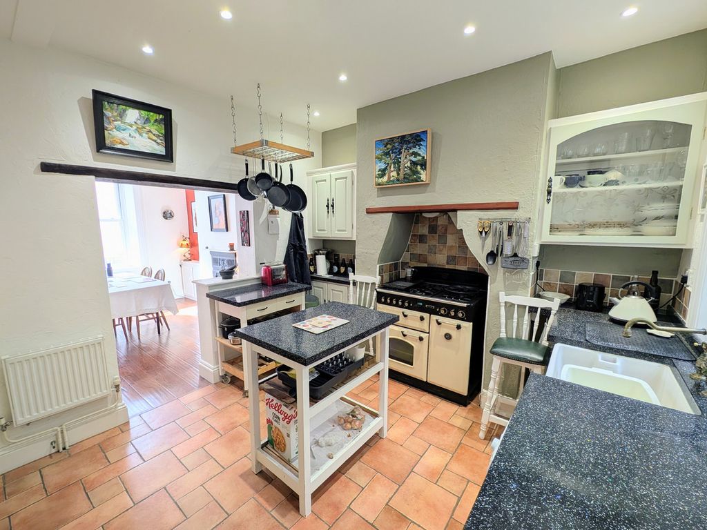 Property photo 2 of 31