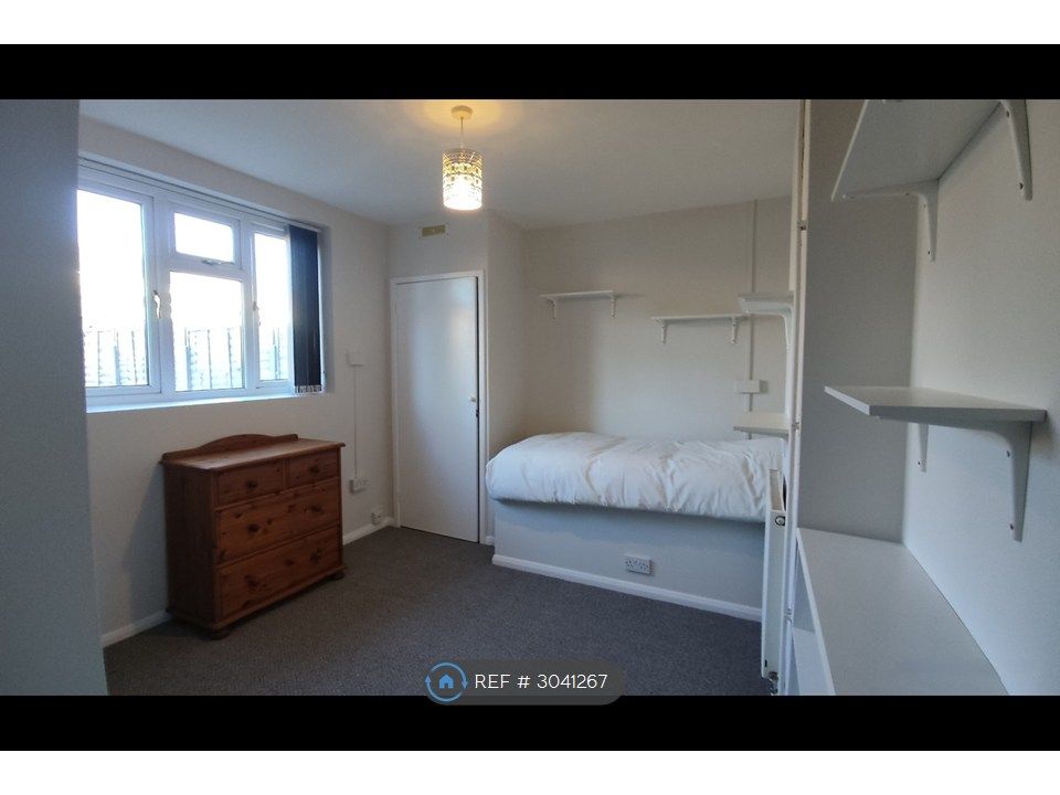 Property photo 1 of 6 Double Room To Rent In Merstham, Redhill