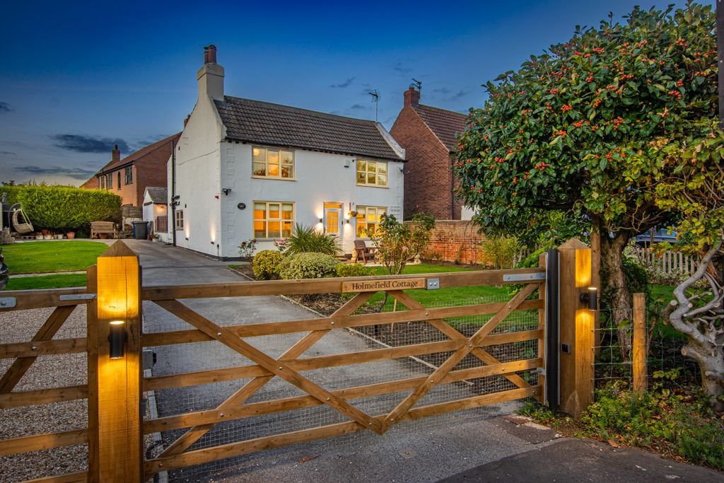 Property photo 1 of 41 Dusk