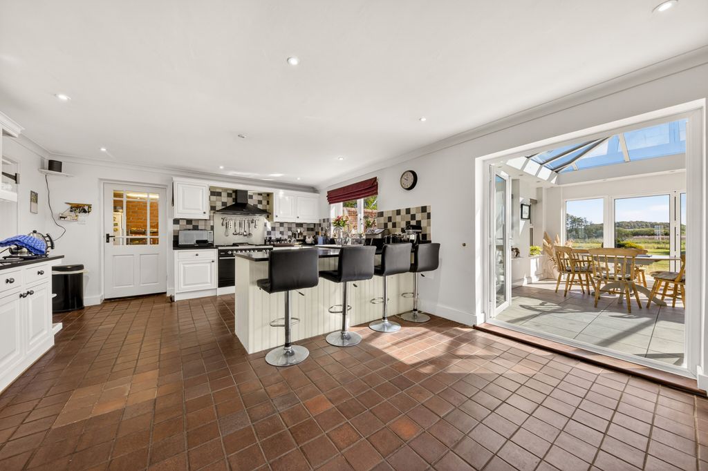 Property photo 2 of 44 Kitchen Breakfast