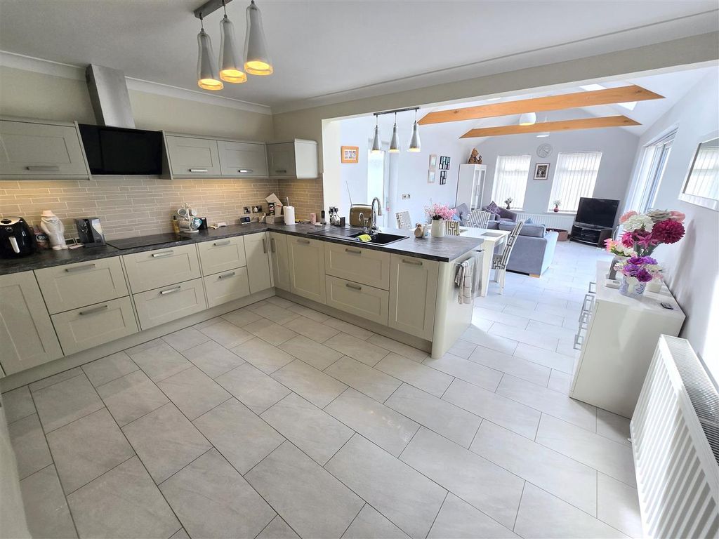 Property photo 3 of 16 Kitchen / Diner / Dayroom