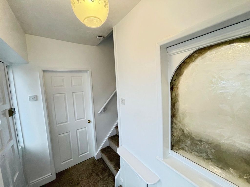 Property photo 2 of 32 Hall