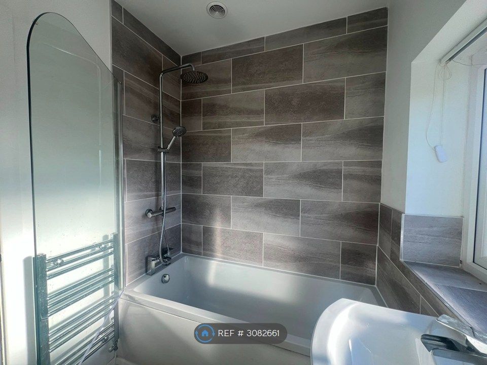 Property photo 3 of 18 Bathroom