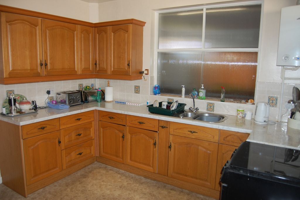 Property photo 2 of 9 Kitchen