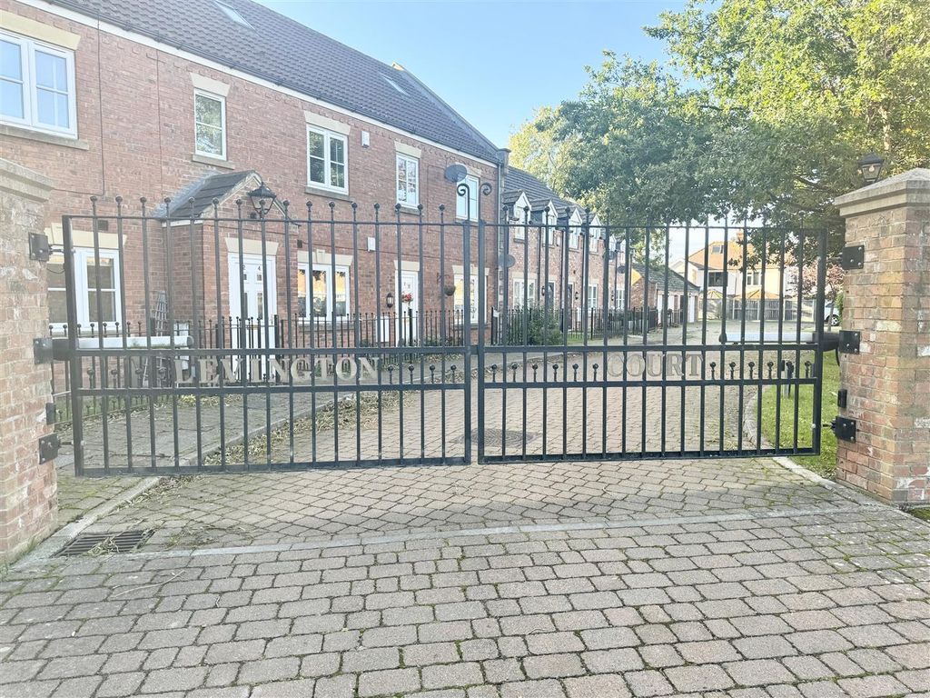 Property photo 2 of 11 Entrance