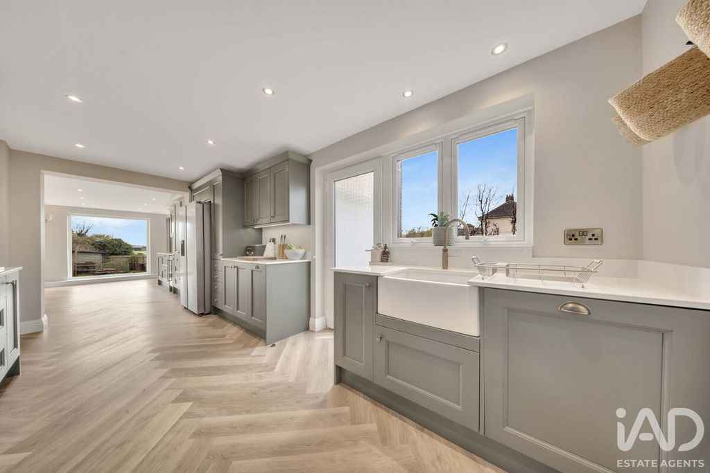 Property photo 2 of 43