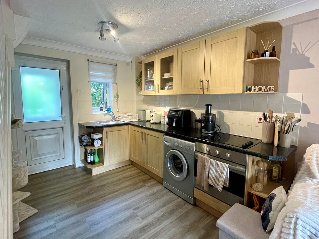 Property photo 3 of 7 Kitchen