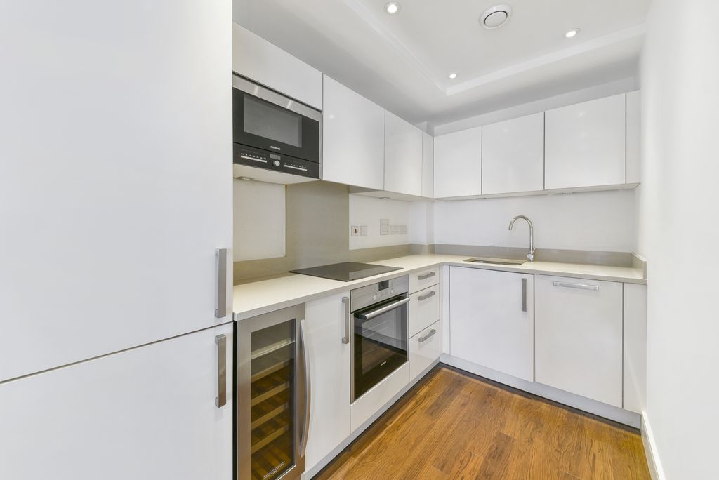 Property photo 3 of 10 Kitchen