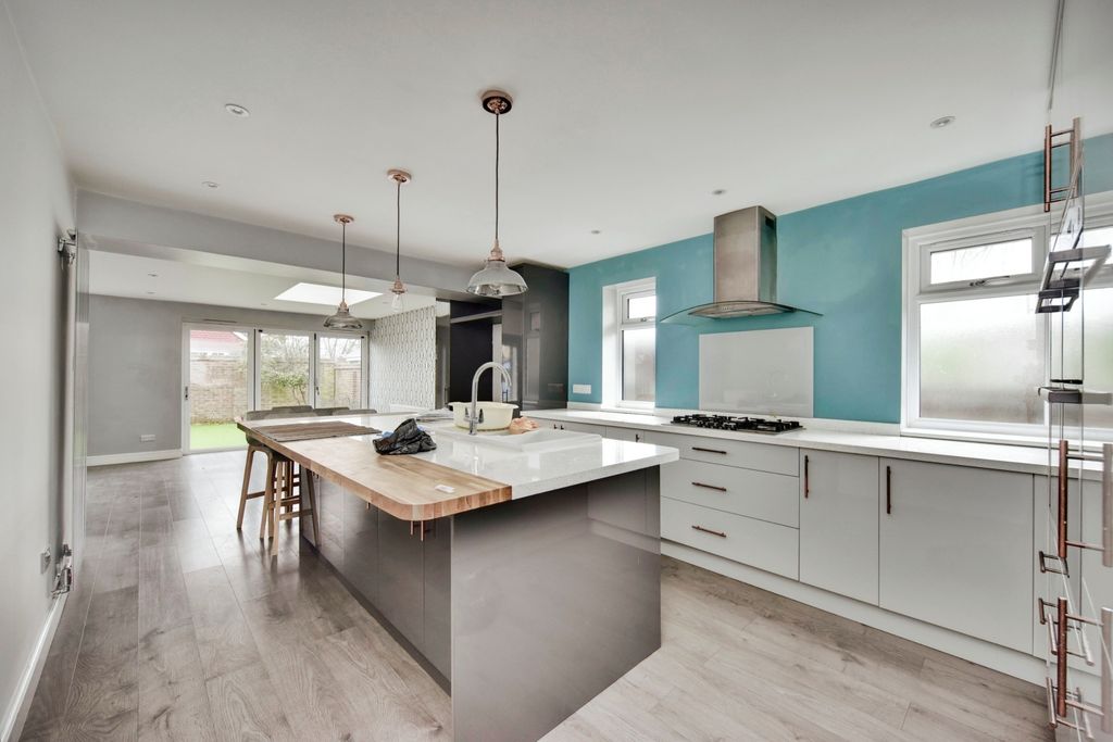 Property photo 2 of 17 Kitchen