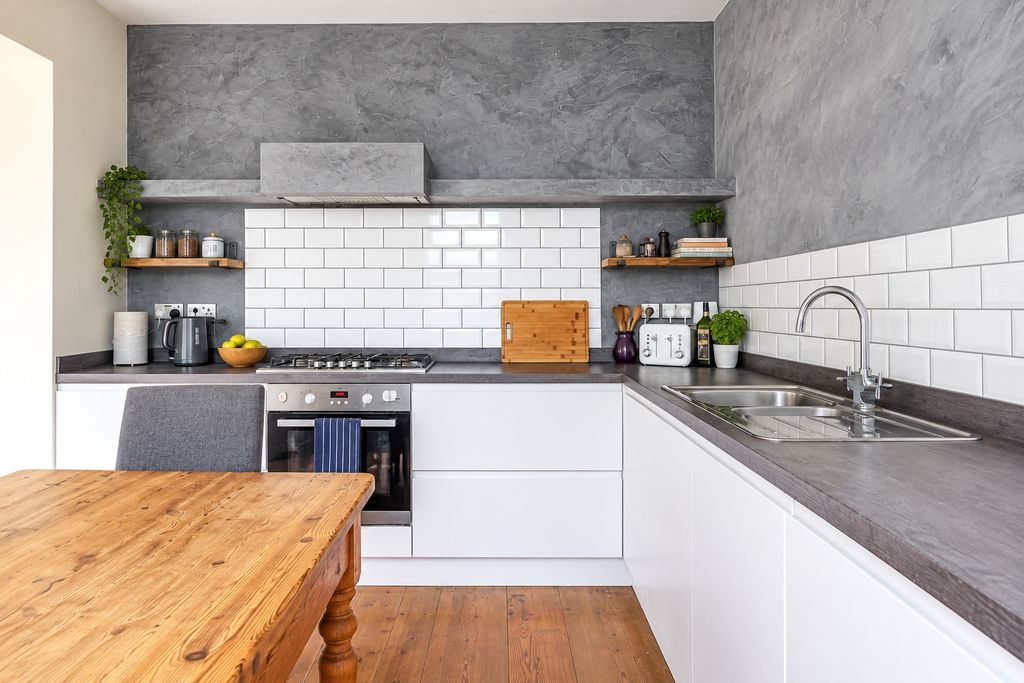 Property photo 2 of 11 Kitchen