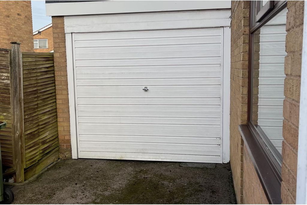 Property photo 2 of 20 Garage