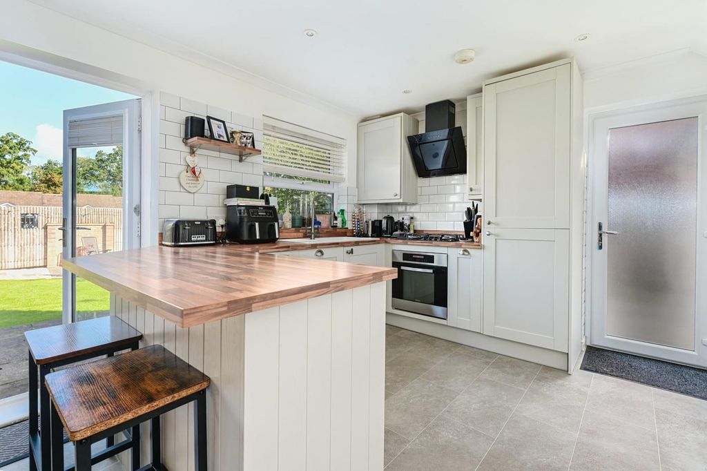 Property photo 3 of 11 Kitchen