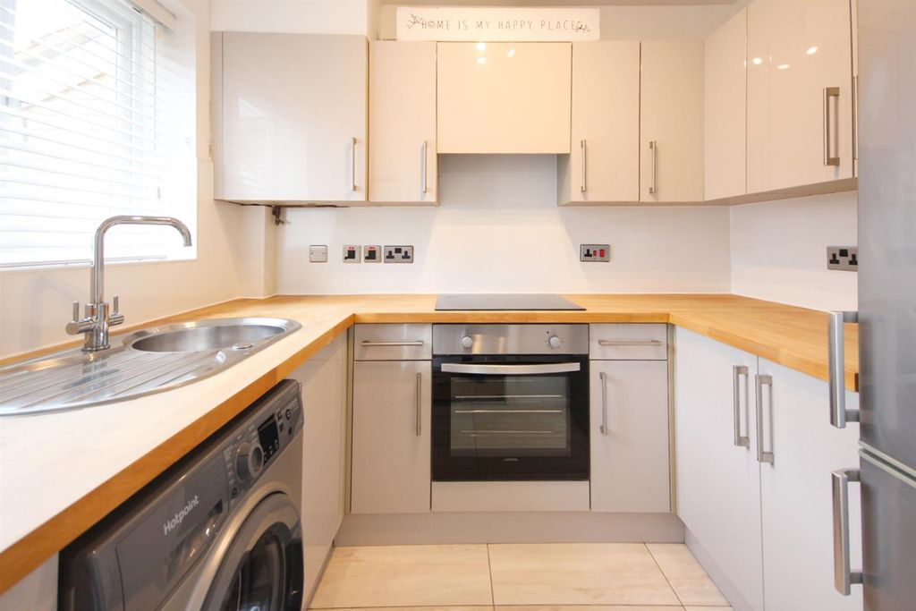 Property photo 3 of 10 Kitchen
