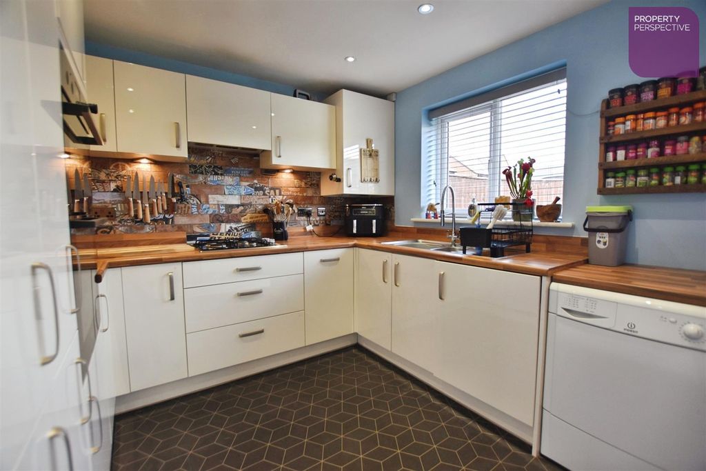 Property photo 3 of 11 Kitchen Diner