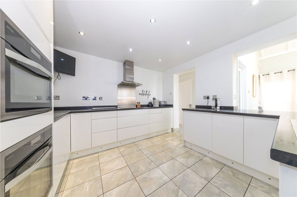 Property photo 2 of 25 Kitchen