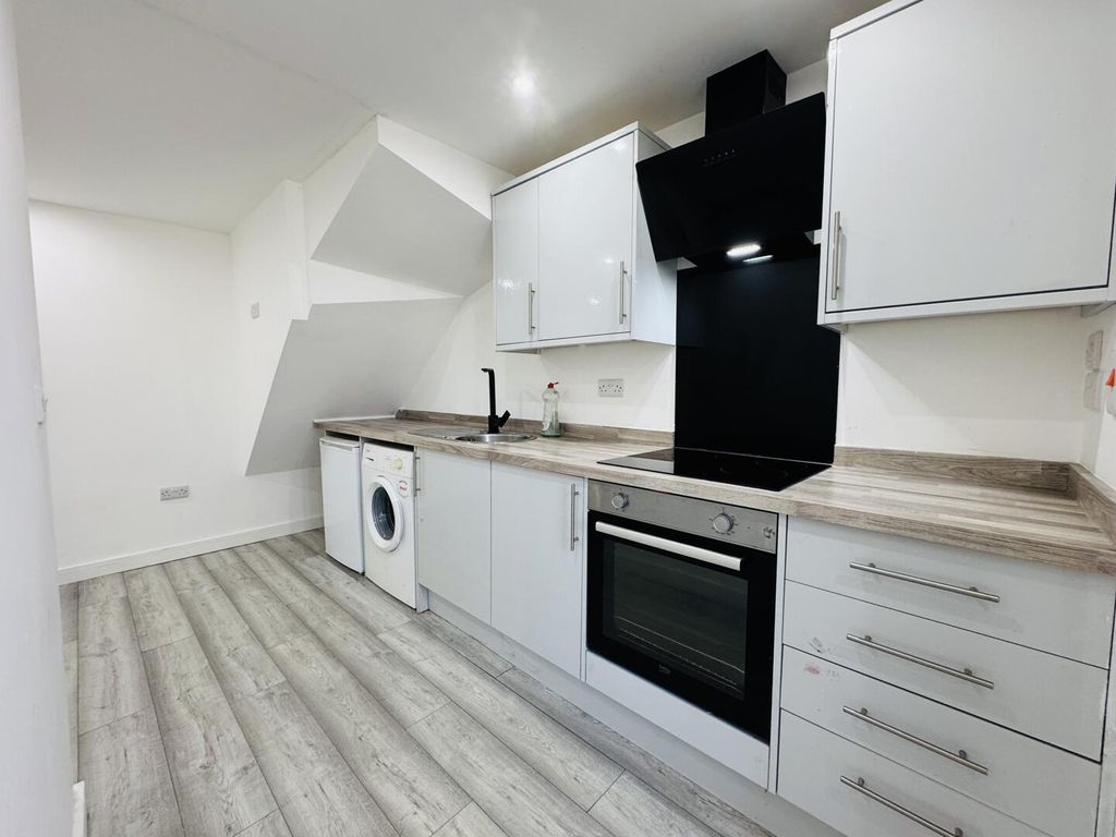 Property photo 3 of 7 Kitchen