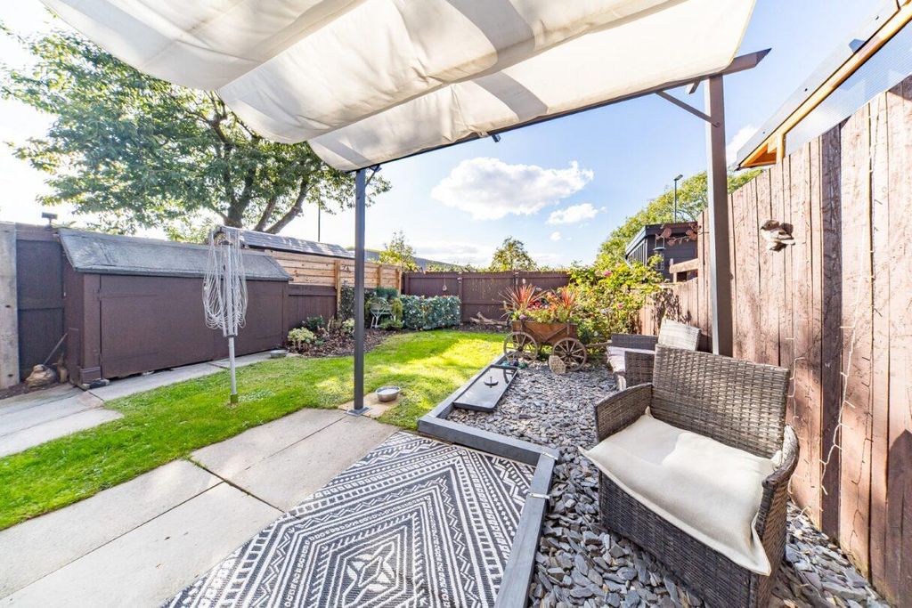 Property photo 3 of 18 10 Tinling Close Garden 2.Jpg