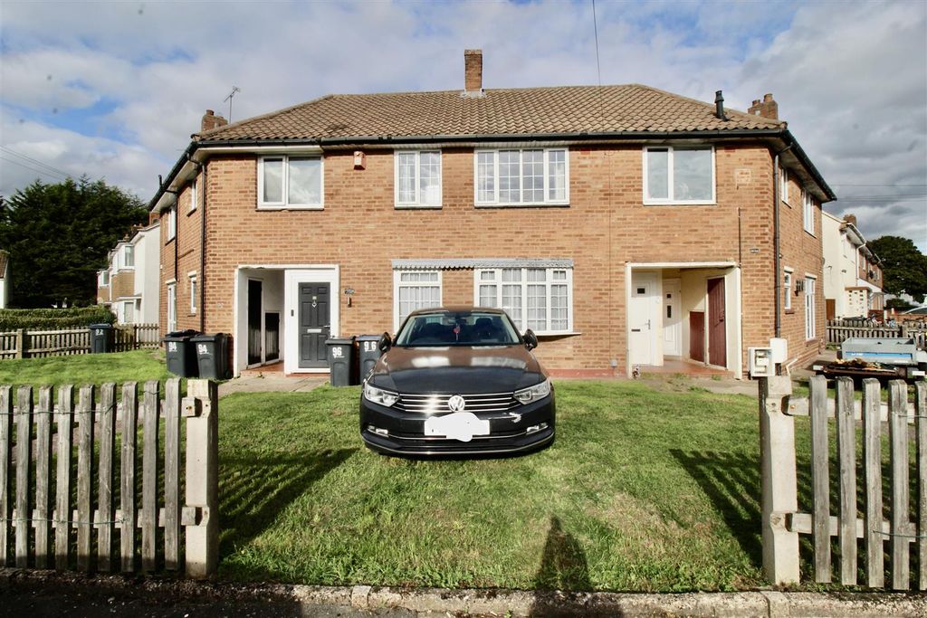Property photo 1 of 18 Front Garden