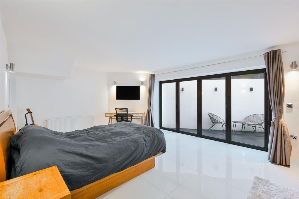 Property photo 2 of 14 Ladas House