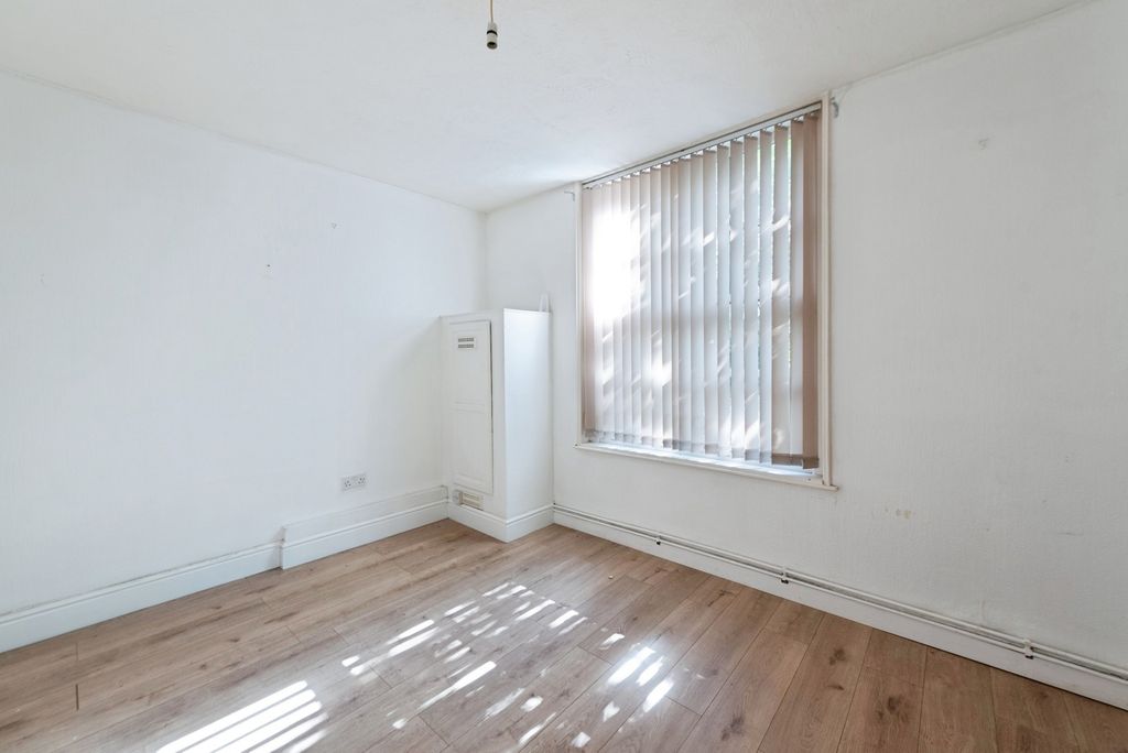Property photo 3 of 11 Pbox-Img.Jpg