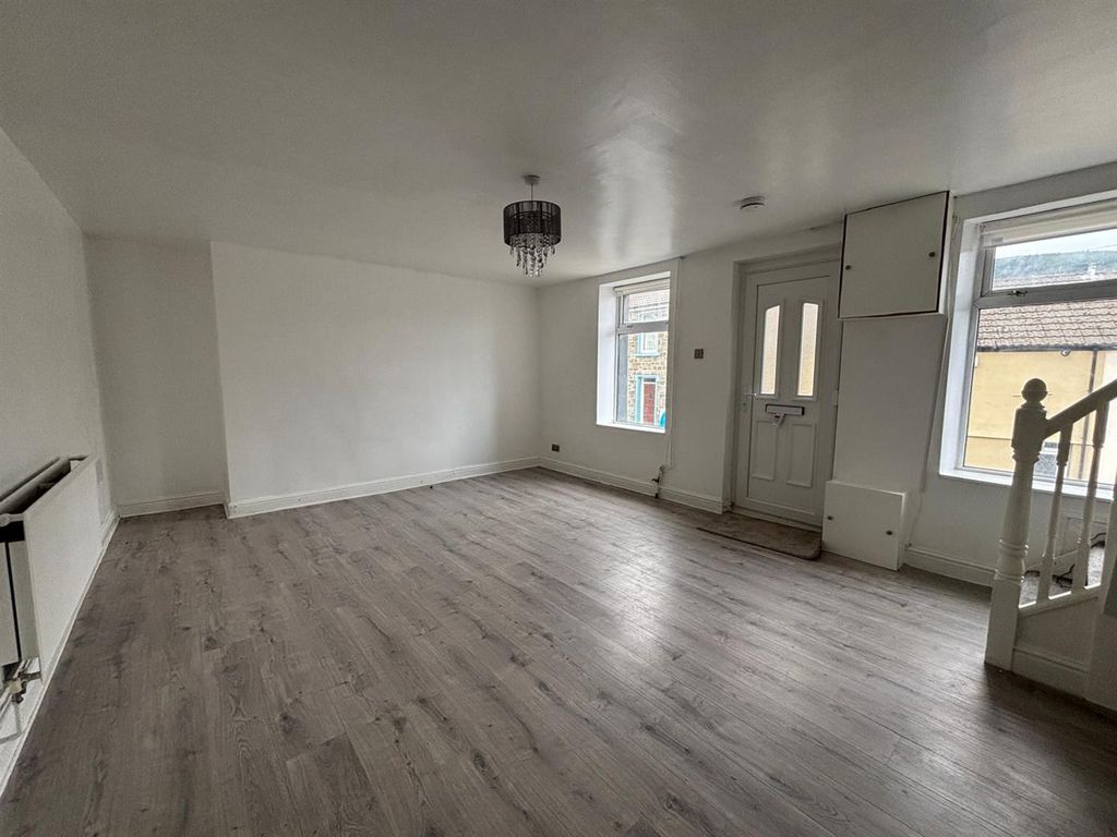 Property photo 3 of 23 Cardiff Road Troedyrhiw (16).Jpeg