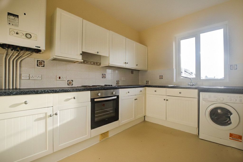 Property photo 3 of 8 Kitchen