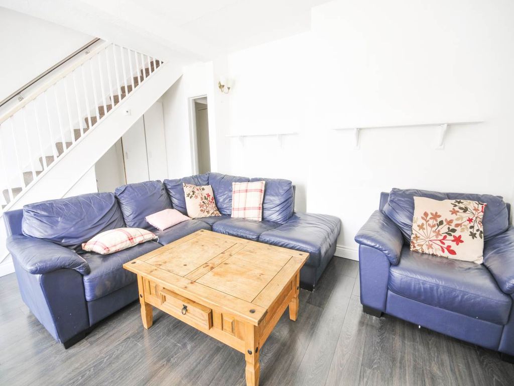 Property photo 3 of 6 Living