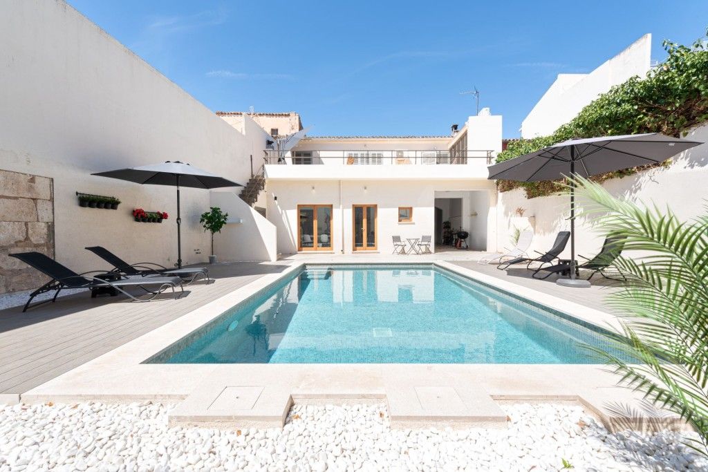 Property photo 1 of 20 Swimming Pool (3)