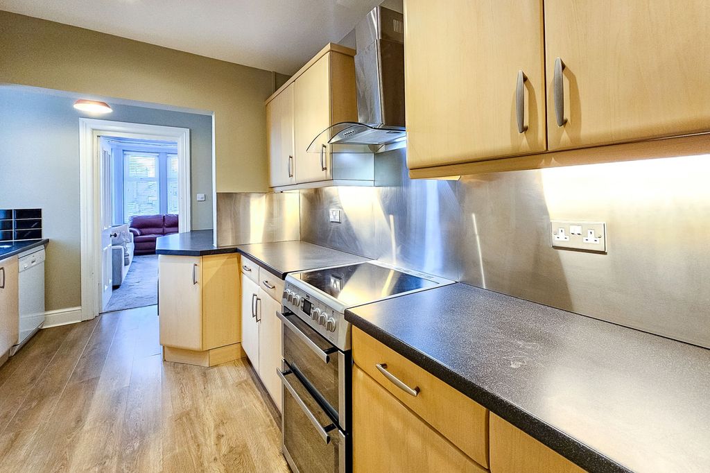 Additional image 4 of 2 bed flat for sale4 West Cliffe Grove, Harrogate HG2