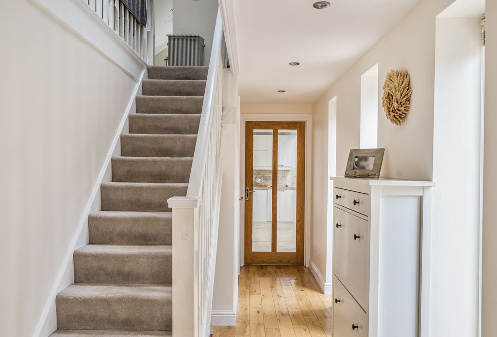 Property photo 2 of 13 1330548-19-6888E2...
