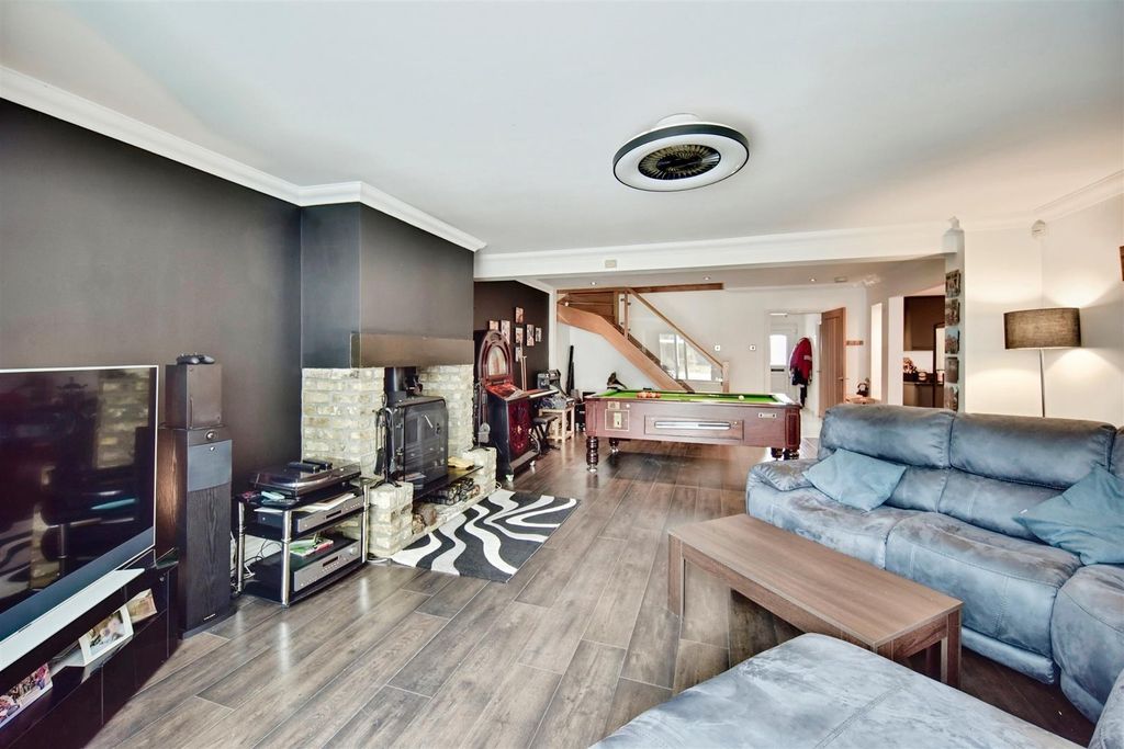 Property photo 2 of 20 Lounge