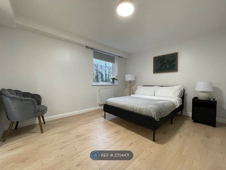 Property photo 1 of 8 Ensuite Bedroom