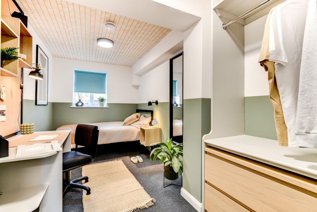 Property photo 1 of 6 Bright, Modern Single Bedroom With A Comfortable B...