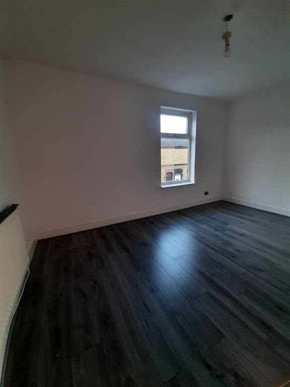 Property photo 3 of 6 Bedroom.Jpg