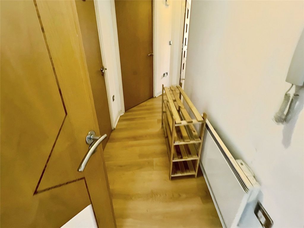 Property photo 3 of 11 Entrance Hall