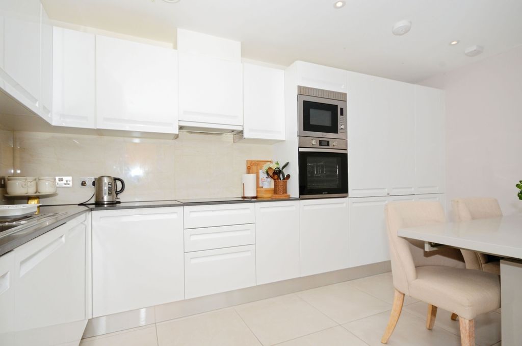 Property photo 3 of 11 Kitchen