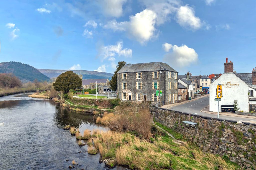 Property photo 1 of 20